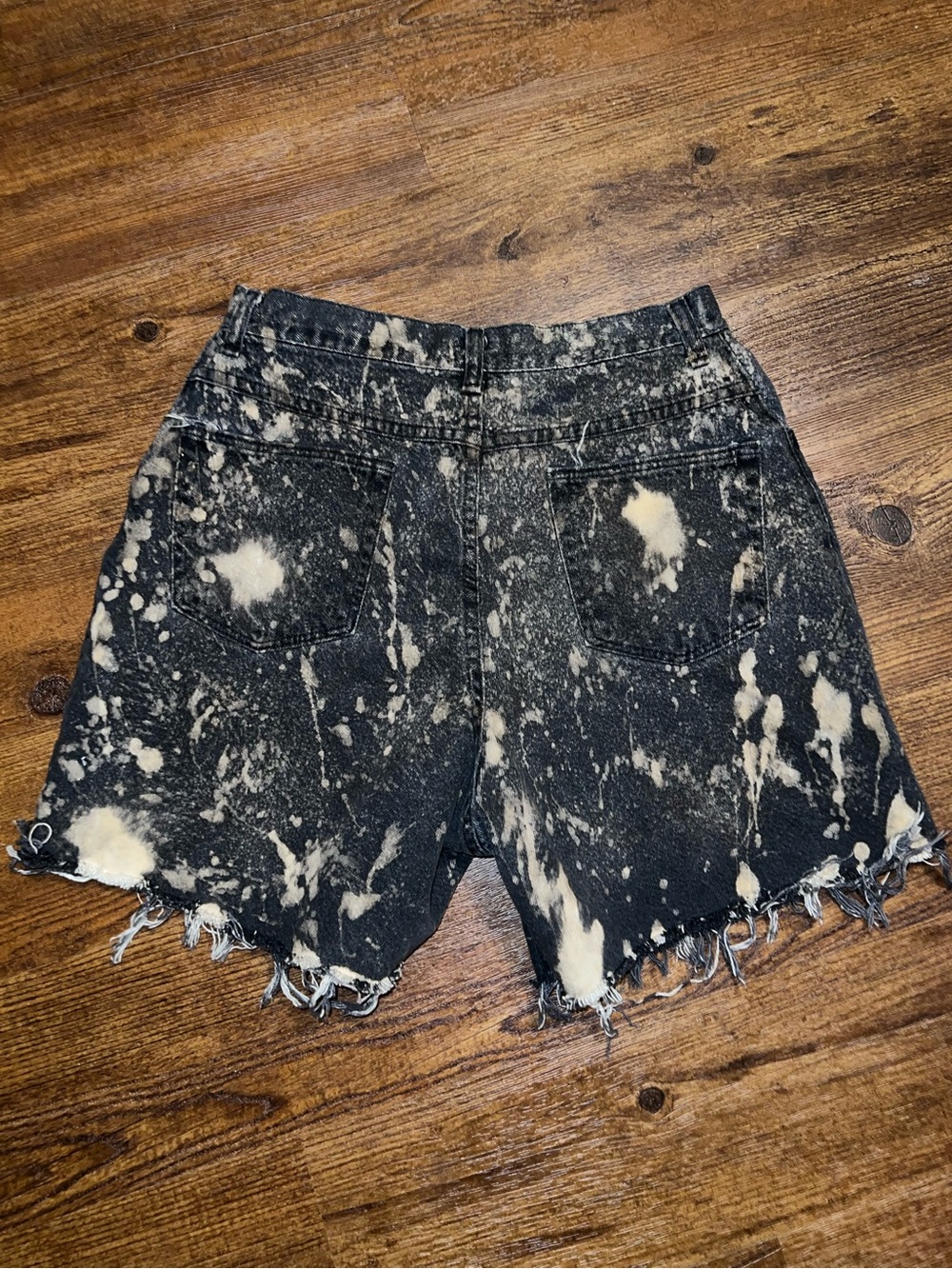 Wrangler Black Acid Wash Cream Splatter Denim Distressed Jean Shorts Size 14 - Picture 2 of 7